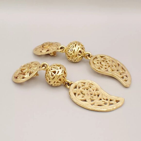 CHANEL CC Paisley Motif Drop Earrings 95P Clip-On Gold-Plated Vintage - Picture 9 of 15